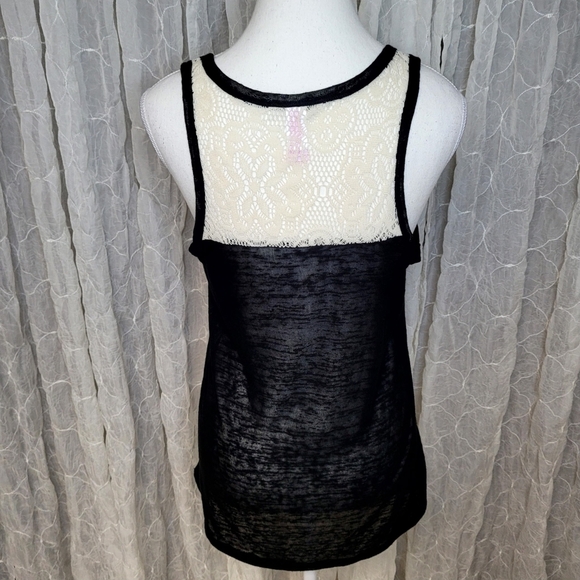 No Boundaries Black Tank Top with Skull Design - Picture 3 of 6